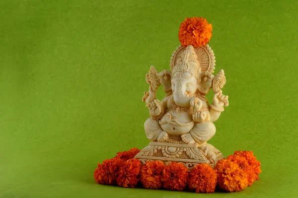 Dio indù Ganesha. Ganesha Idol su sfondo verde — Foto Stock