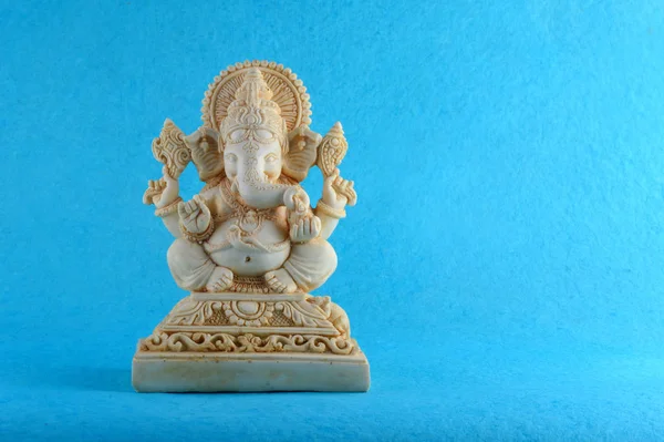 Dio indù Ganesha. Ganesha Idol su sfondo blu — Foto Stock