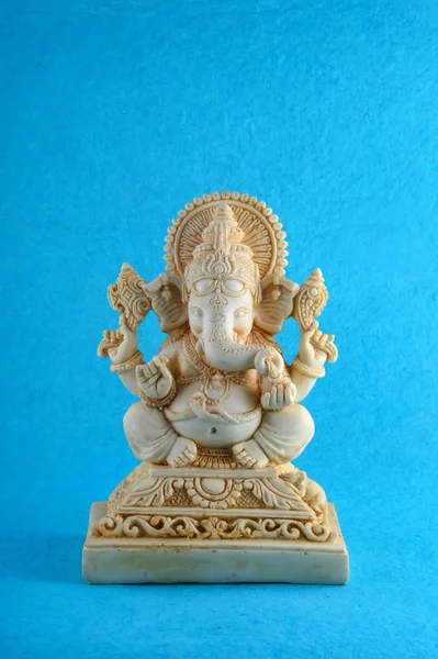Hinduski Bóg Ganesha. Ganesha Idol na niebieskim tle — Zdjęcie stockowe