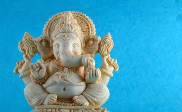 พระเจ้าฮินดู กาเนชา Ganesha Idol บนพื้นหลังสีน้ําเงิน — ภาพถ่ายสต็อก