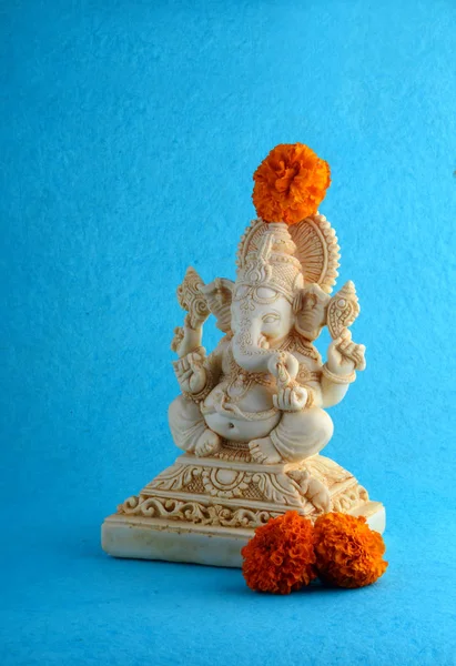印度教的神甘尼萨。甘尼萨偶像在蓝色背景 — 图库照片