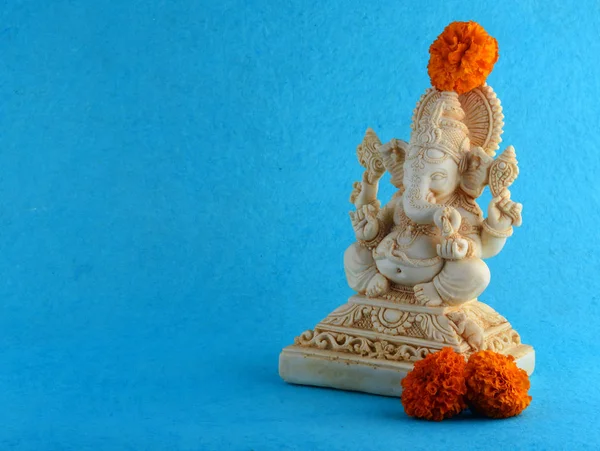 Hinduski Bóg Ganesha. Ganesha Idol na niebieskim tle — Zdjęcie stockowe