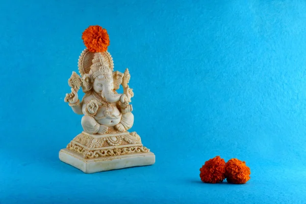 Hindu tanrısı Ganesha. Ganesha Idol mavi zemin üzerine — Stok fotoğraf