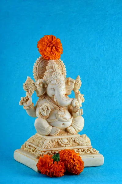 Hindoe-God Ganesha. Ganesha idool op blauwe achtergrond — Stockfoto