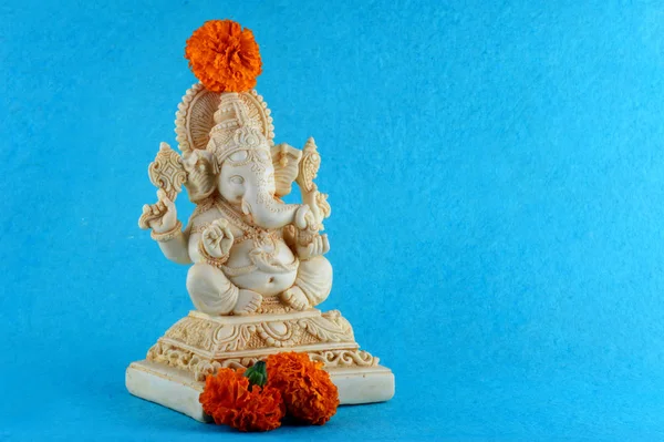 Hinduski Bóg Ganesha. Ganesha Idol na niebieskim tle — Zdjęcie stockowe
