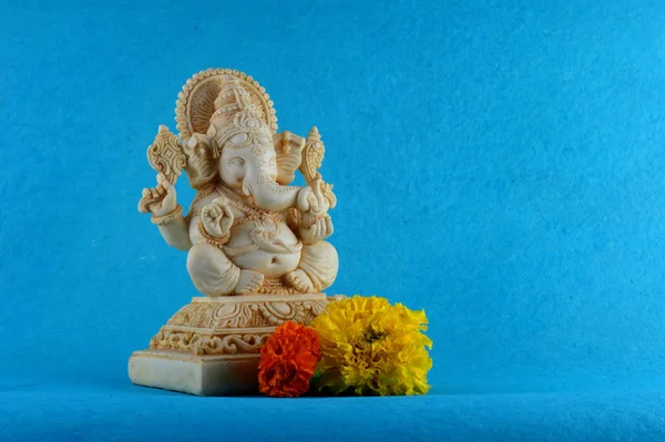 Dios hindú Ganesha. Ganesha ídolo sobre fondo azul —  Fotos de Stock