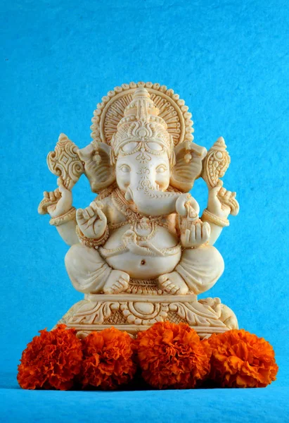 Hindoe-God Ganesha. Ganesha idool op blauwe achtergrond — Stockfoto