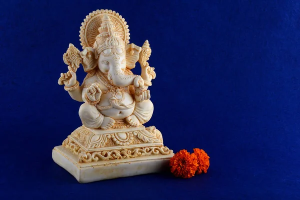 Deus Hindu Ganesha. Ganesha Idol em fundo azul — Fotografia de Stock