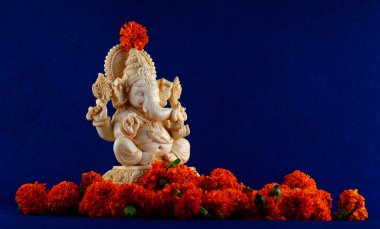 Hindu tanrısı Ganesha. Ganesha Idol mavi zemin üzerine