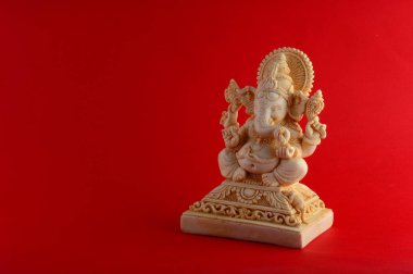 Hindu tanrısı Ganesha. Ganesha Idol kırmızı zemin üzerine