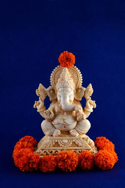 Hindoe-God Ganesha. Ganesha idool op blauwe achtergrond — Stockfoto