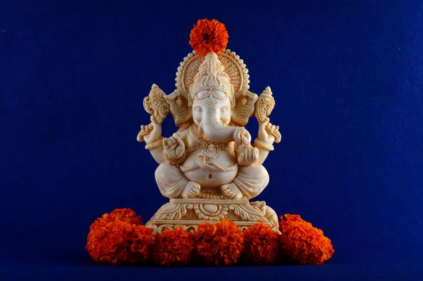 Deus Hindu Ganesha. Ganesha Idol em fundo azul — Fotografia de Stock
