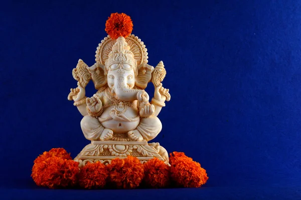 Dio indù Ganesha. Ganesha Idol su sfondo blu — Foto Stock