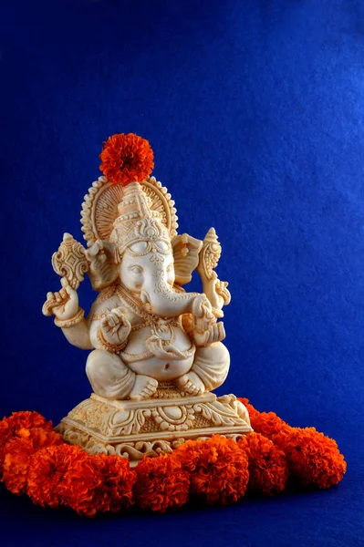 Hindu God Ganesha. Ganesha Idol on blue background — Stock Photo, Image