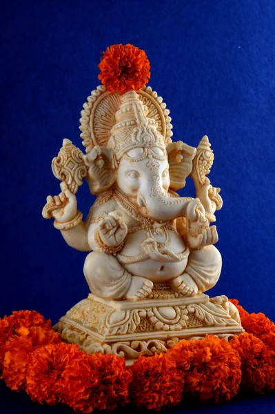 Hindu tanrısı Ganesha. Ganesha Idol mavi zemin üzerine — Stok fotoğraf