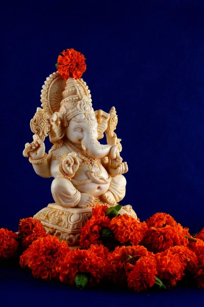 Hindoe-God Ganesha. Ganesha idool op blauwe achtergrond — Stockfoto