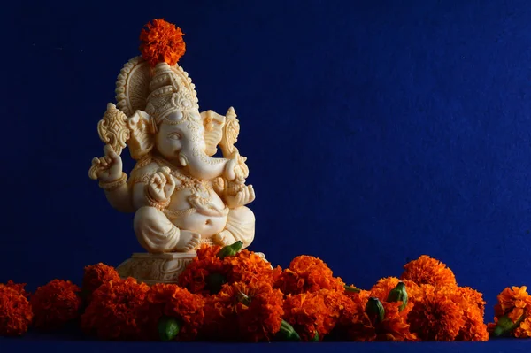 힌두교 신 가네샤입니다. 파란색 배경에서 코끼리 우상 — 스톡 사진
