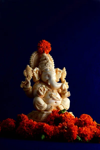 Dios hindú Ganesha. Ganesha ídolo sobre fondo azul —  Fotos de Stock