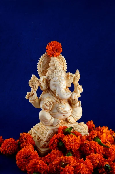 Hindoe-God Ganesha. Ganesha idool op blauwe achtergrond — Stockfoto