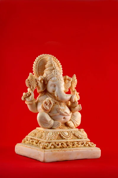 Deus Hindu Ganesha. Idol de Ganesha em fundo vermelho — Fotografia de Stock