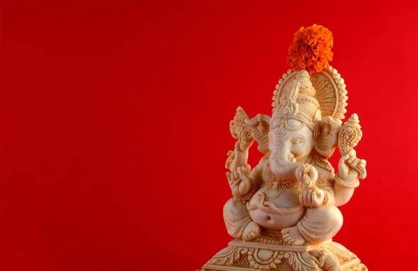 Dio indù Ganesha. Ganesha Idol su sfondo rosso — Foto Stock