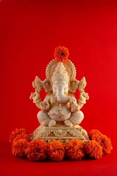 Hindoe-God Ganesha. Ganesha idool op rode achtergrond — Stockfoto