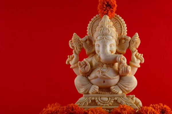 Dios hindú Ganesha. Ganesha ídolo sobre fondo rojo —  Fotos de Stock