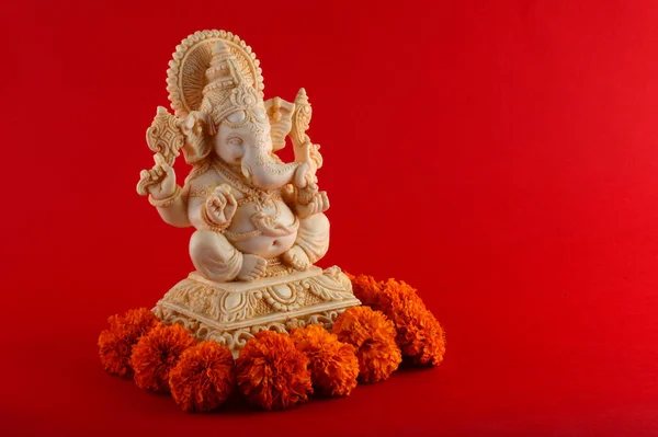 Hindoe-God Ganesha. Ganesha idool op rode achtergrond — Stockfoto