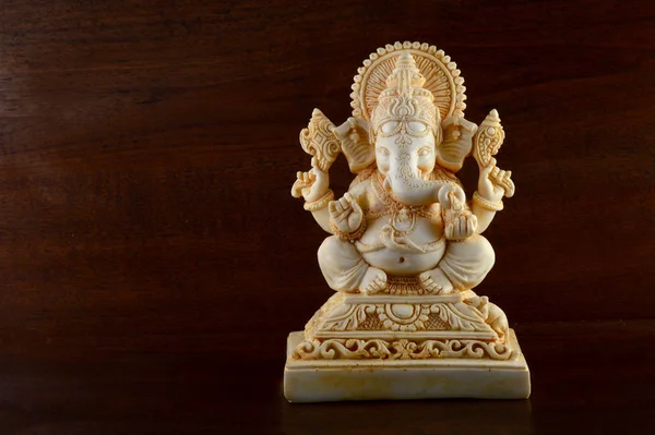 Hinduistischer Gott ganesha. ganesha idol auf braunem Hintergrund — Stockfoto