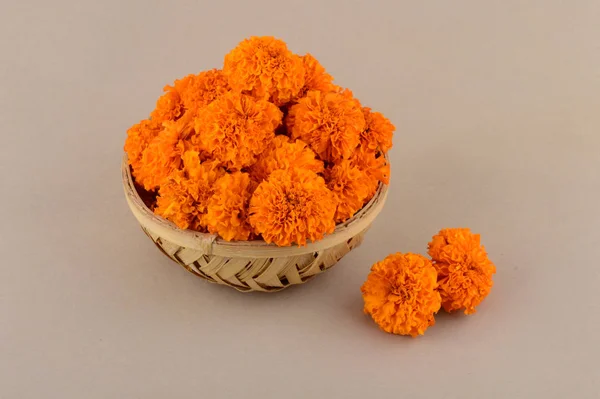 Caléndula (Flores de Zendu) flores en una cesta de bambú . — Foto de Stock