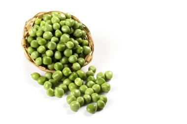 Sepette beyaz zemin üzerine taze yeşil bezelye