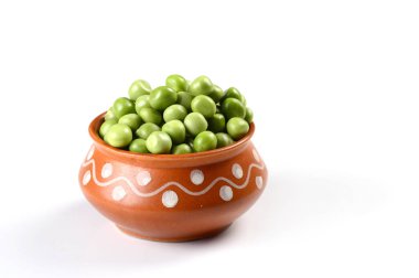 Toprak kap beyaz zemin üzerine taze yeşil bezelye