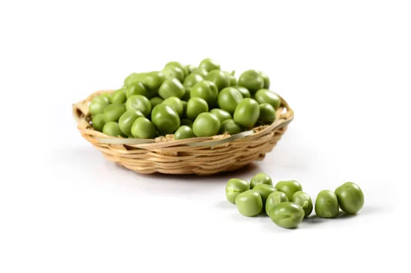 在白色背景上的篮子里的新鲜绿豌豆 — 图库照片
