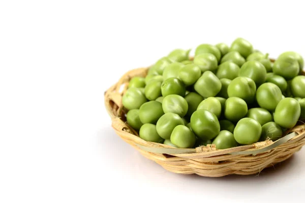 在白色背景上的篮子里的新鲜绿豌豆 — 图库照片