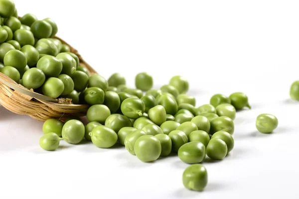 Guisantes Verdes Frescos Cesta Sobre Fondo Blanco — Foto de Stock