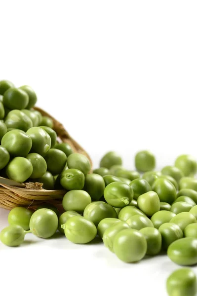 Guisantes Verdes Frescos Cesta Sobre Fondo Blanco —  Fotos de Stock