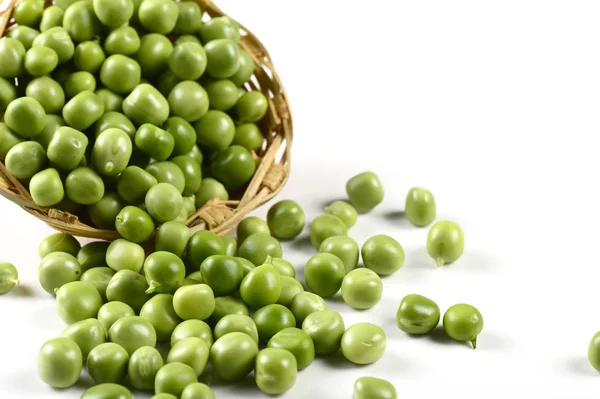 Guisantes Verdes Frescos Cesta Sobre Fondo Blanco — Foto de Stock