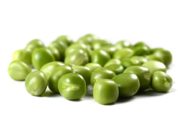 白い背景の白いプレートの新鮮な緑のエンドウ豆 — ストック写真