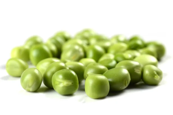 Pois Vert Frais Dans Une Assiette Blanche Sur Fond Blanc — Photo