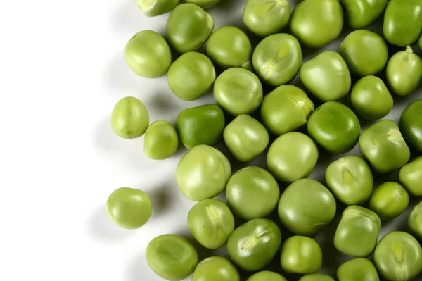 白い背景の白いプレートの新鮮な緑のエンドウ豆 — ストック写真