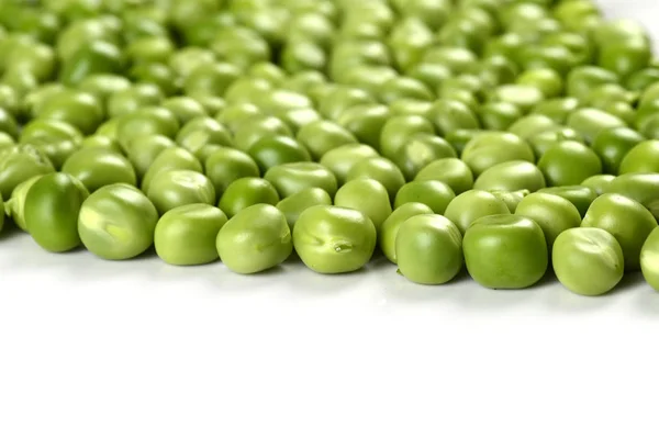 白底白盘上的新鲜绿豆 — 图库照片