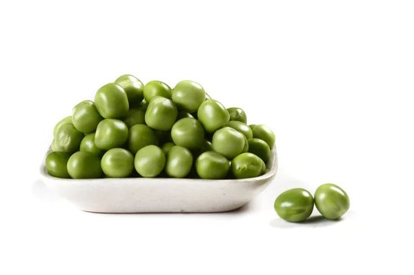 Pois Vert Frais Dans Une Assiette Blanche Sur Fond Blanc — Photo