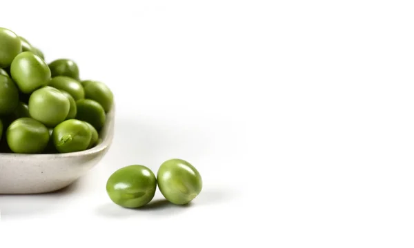 Pois Vert Frais Dans Une Assiette Blanche Sur Fond Blanc — Photo