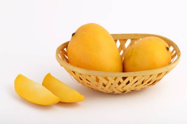 Beyaz arka planda dilimlenmiş mango meyvesi sepeti