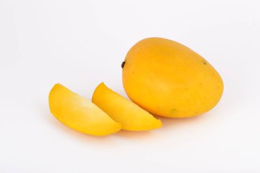 Beyaz arka planda dilimlenmiş mango meyvesi.