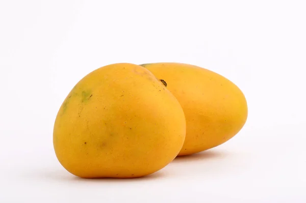 Плод манго с ломтиком на белом фоне — стоковое фото