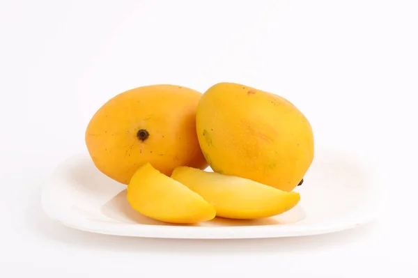 Fruta de mango en cesta con rebanada sobre fondo blanco — Foto de Stock