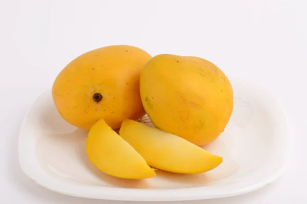 Fruta de manga em cesta com fatia sobre fundo branco — Fotografia de Stock