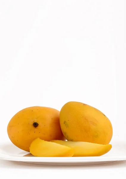 Fruta de manga em cesta com fatia sobre fundo branco — Fotografia de Stock
