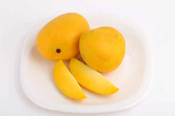 Fruta de manga em cesta com fatia sobre fundo branco — Fotografia de Stock